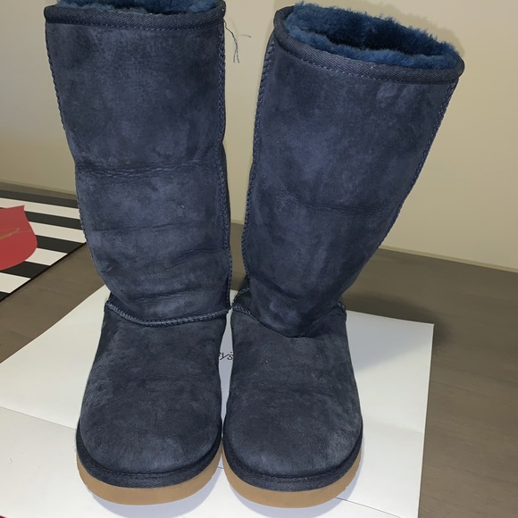 Shoes and bags (ugg, Nike) - Picture 4 of 6